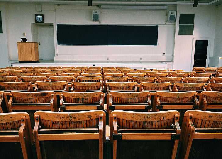 英国出国留学赫特伍德豪斯学校语言沟通技能上有什么条件？要求成绩最低多少？