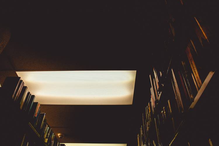 英国纽曼大学(英国)上研究生学费每年多少人民币？