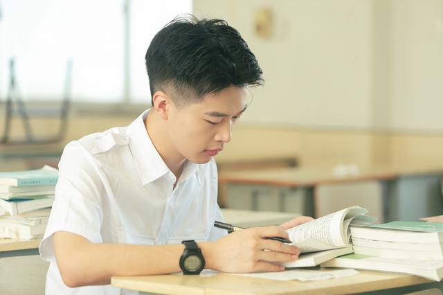 美国罗文大学2022年的qs排名多少位？